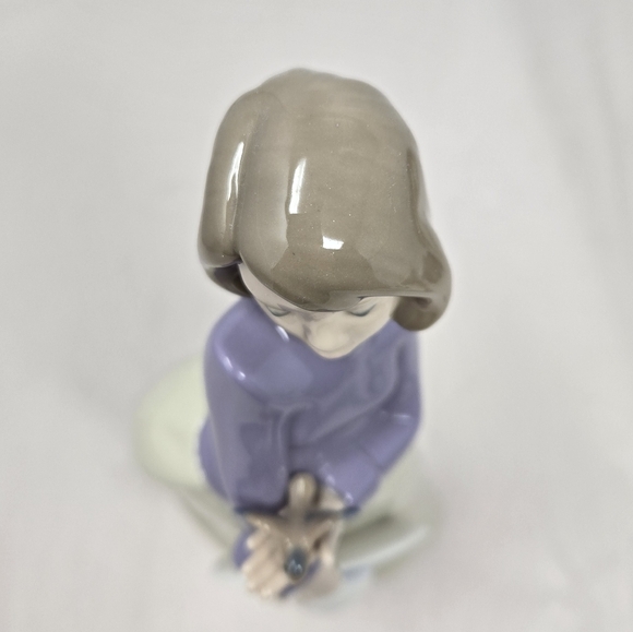 Nao by Lladro Figurine Blue Bird First Flight Women Holding Bird & Hat 10.5 Inch - Picture 6 of 13